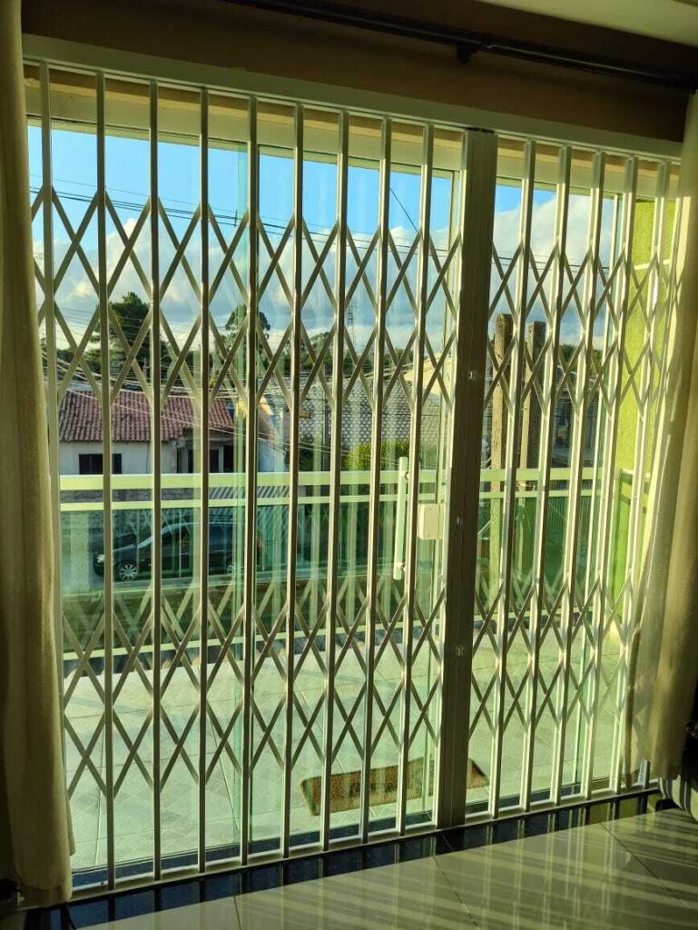 Porta pantográfica de ferro